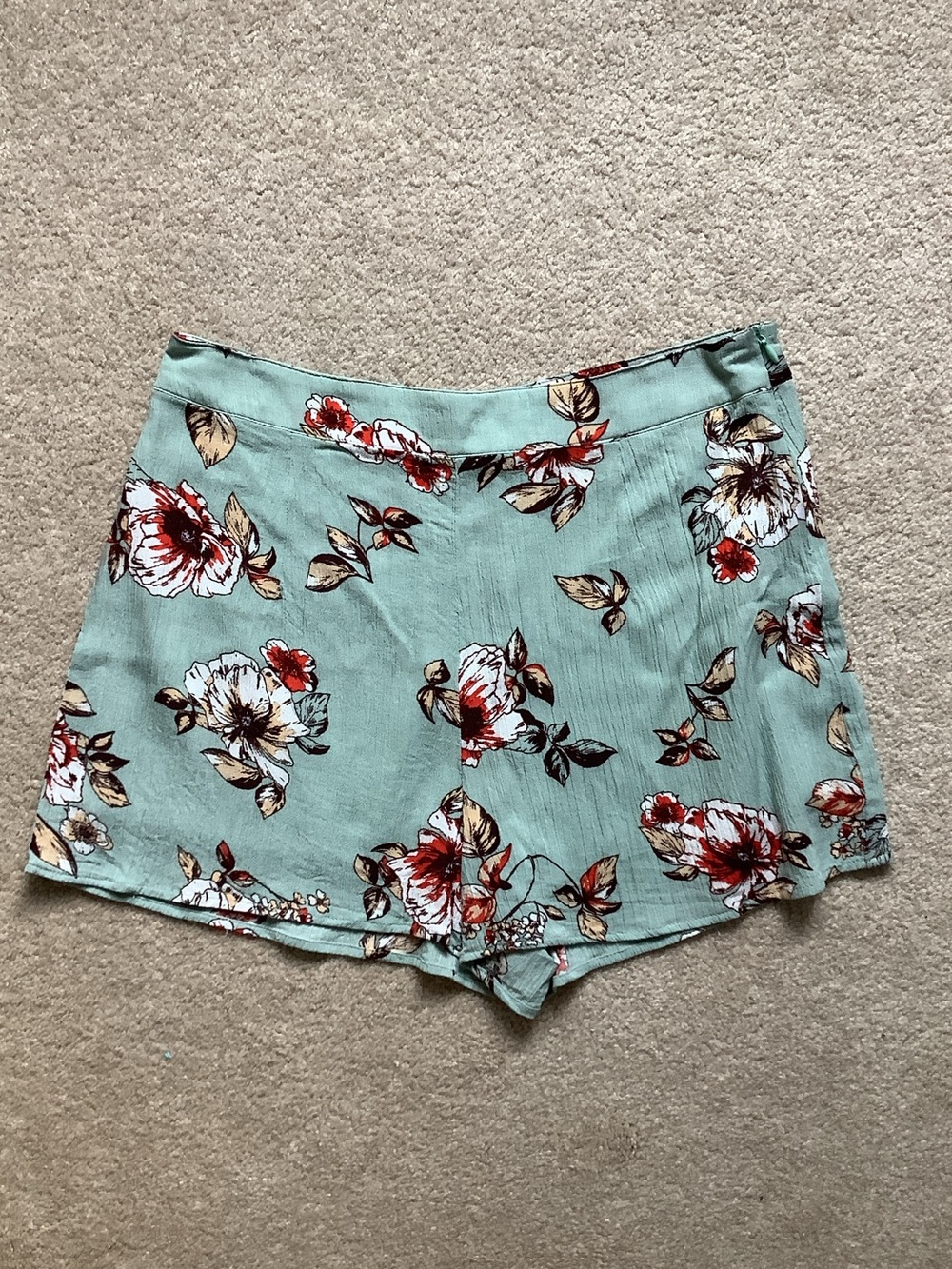Soft green floral shorts, women’s Large, LN